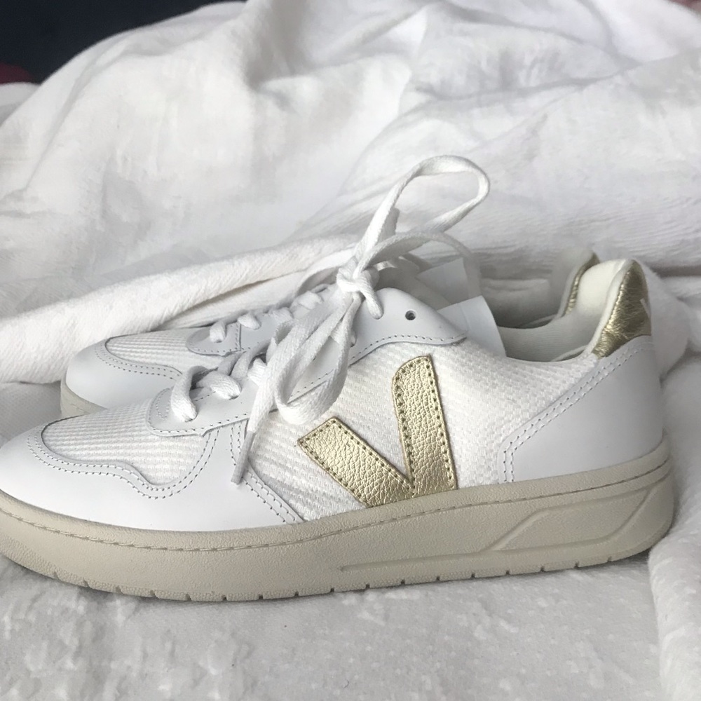 Veja V-10 size 7 sneakers